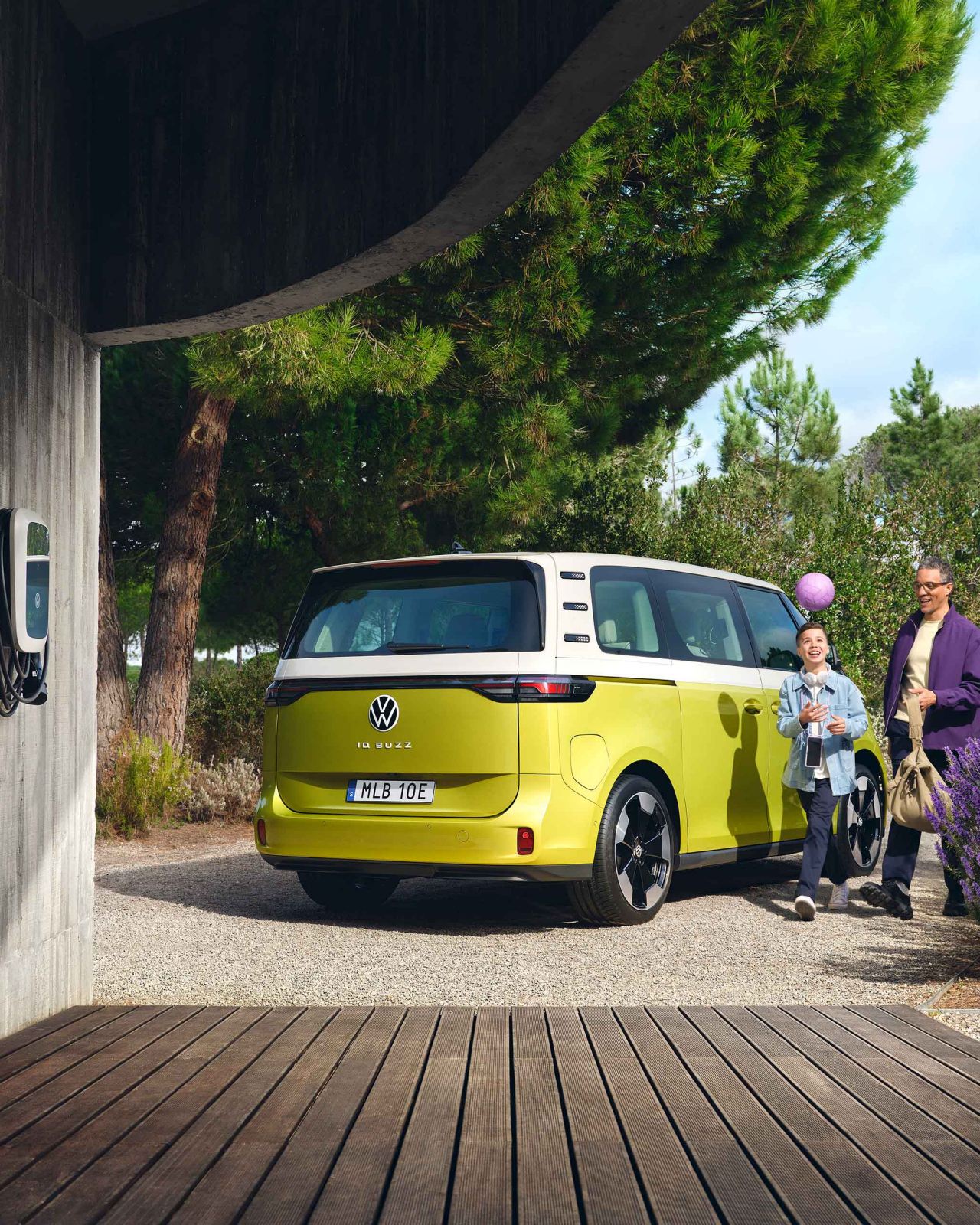 ID. Buzz sedd framifrån utanför ett hus.